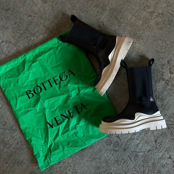 Bottega Venetta Tire Chelsea Boot in Black / Sea Salt - Picture 5 of 12